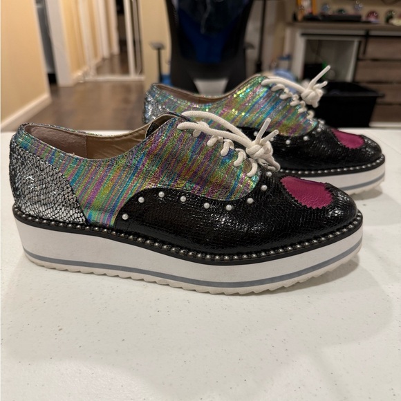 Betsey Johnson Black Iridescent Shoes with Pink Heart - Picture 2 of 13